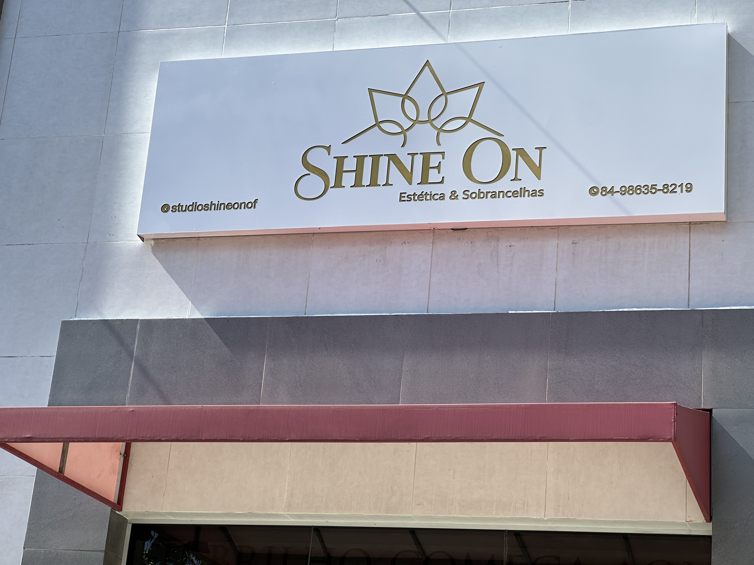 Placa do Stúdio Shine na fachada